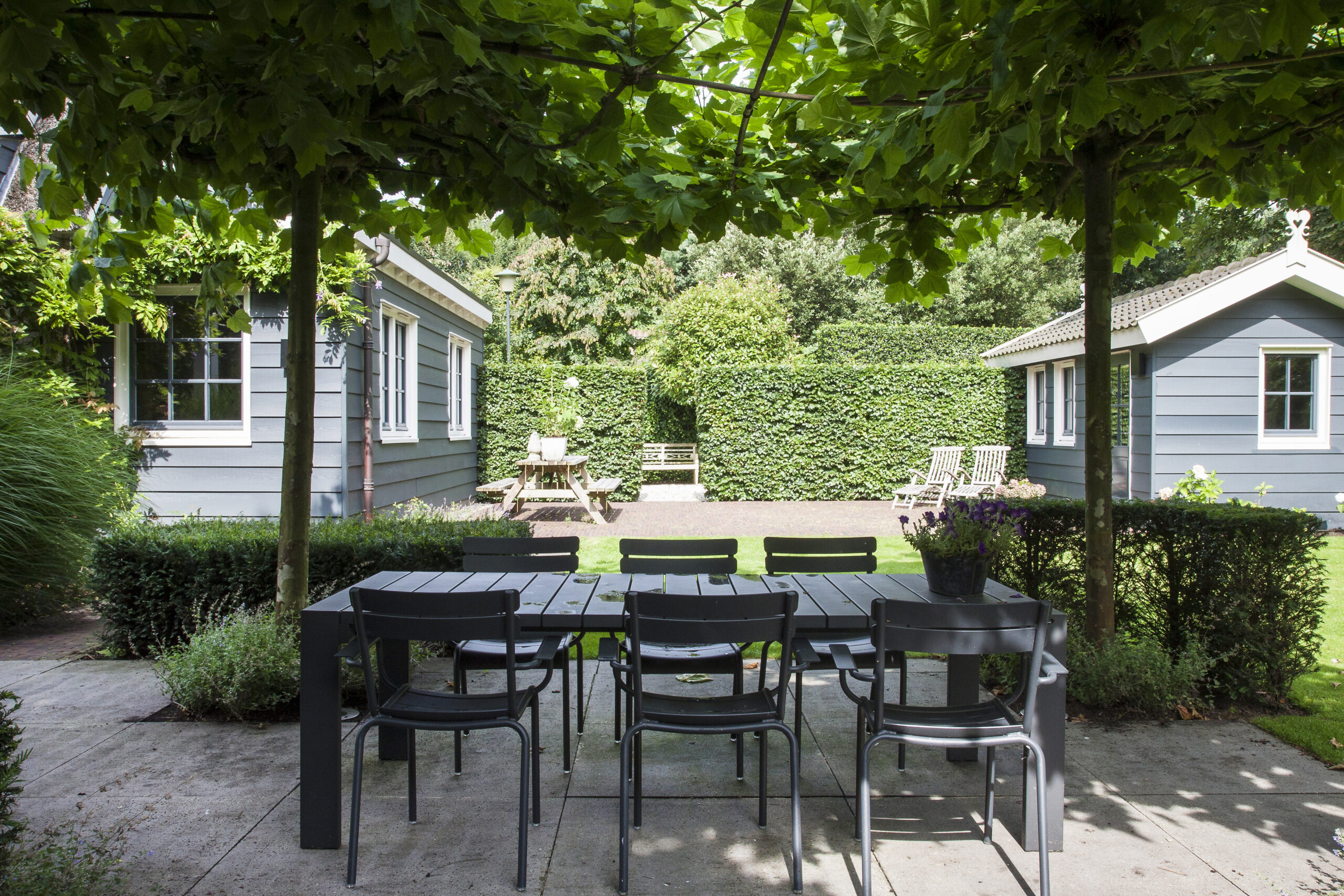 Bergweg groen terras bij ruim nieuwbouwhuis in Blaricum Laren