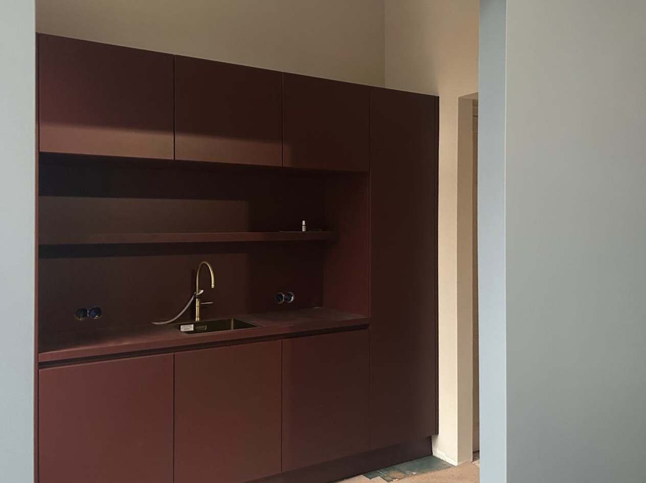 Burgundy keuken met messing kraan en spoelbak van Clear Kitchen in herenhuis in Den Haag