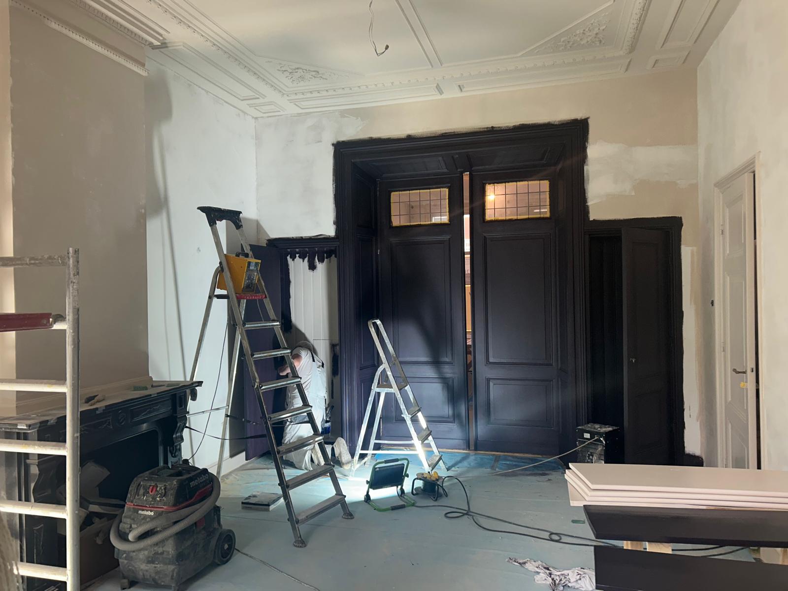 Paean Black geschilderde Ensuite-deuren in herenhuis in Den Haag