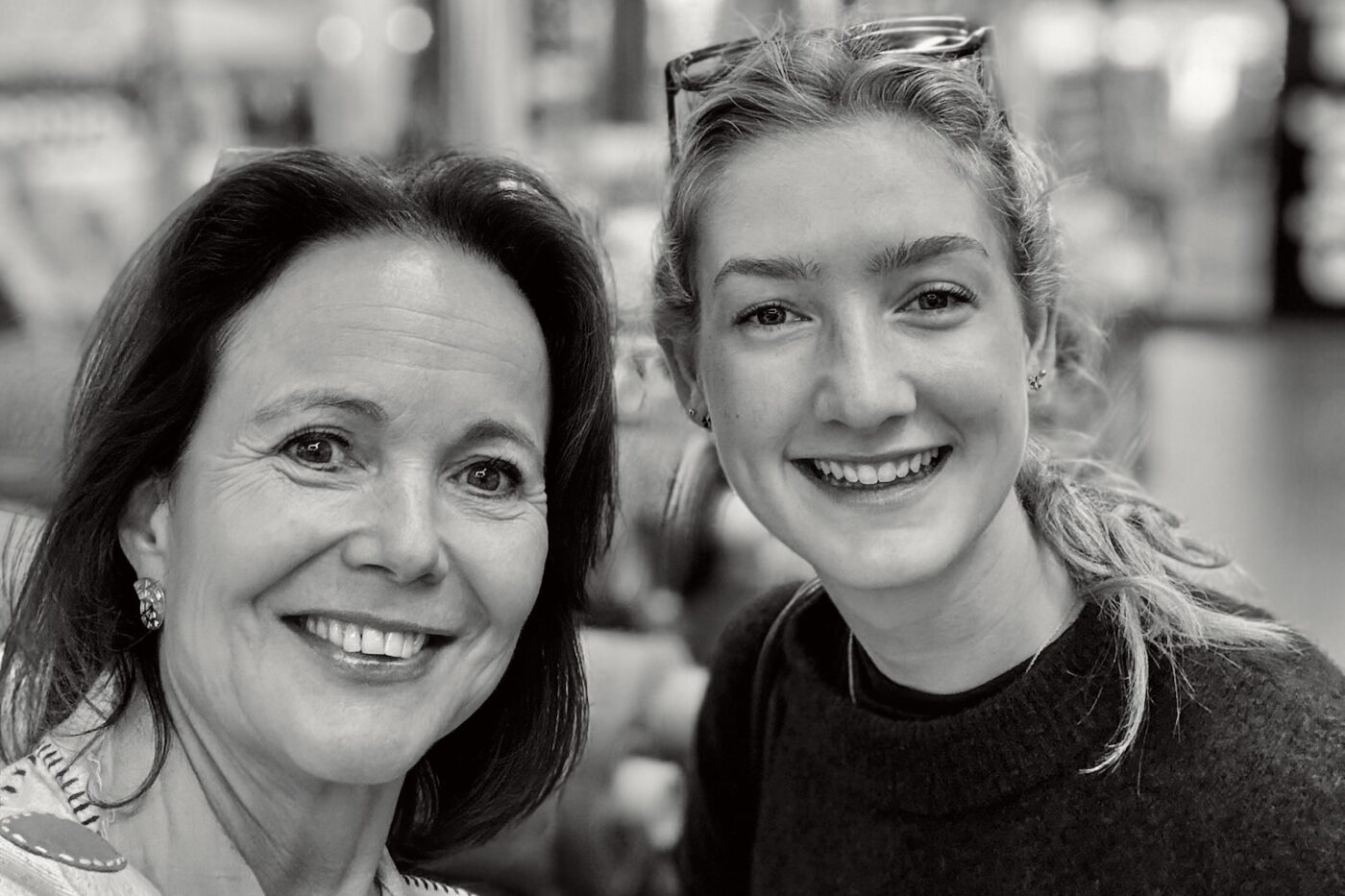 Wiep en Huguette samen in de kniphal voor stoffering keuze