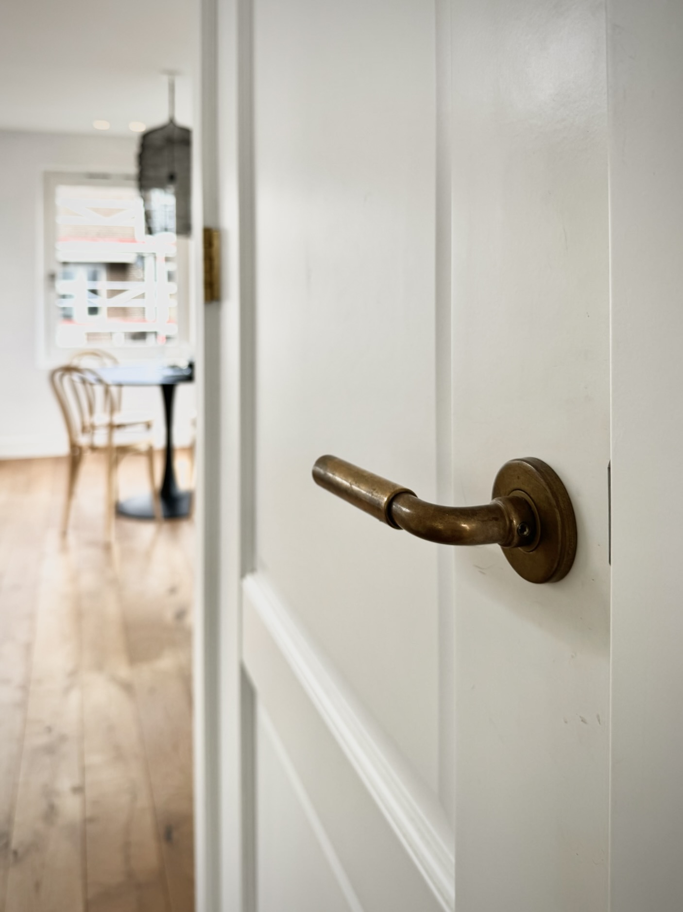 detail van verouderd messing deurkruk in appartement in Amsterdam in de Jordaan