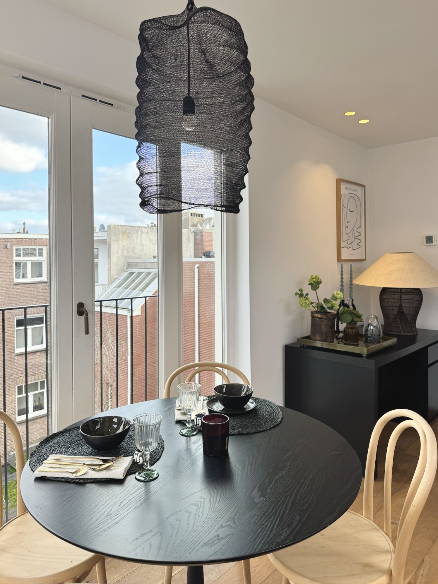 Eetkamer met ronde tafel in Laurierstraat Amsterdam interieuradvies