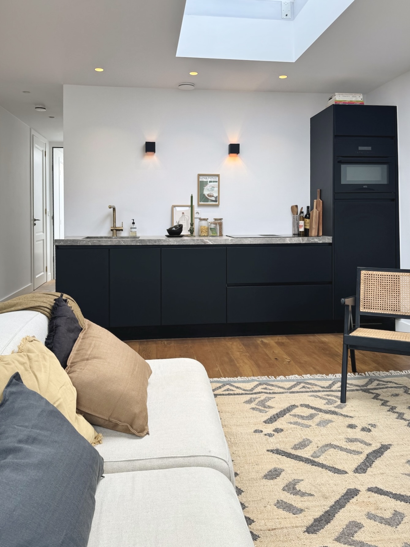 Moderne woonkamer en keuken in appartement in de Laurierstraat in Amsterdam interieuradvies